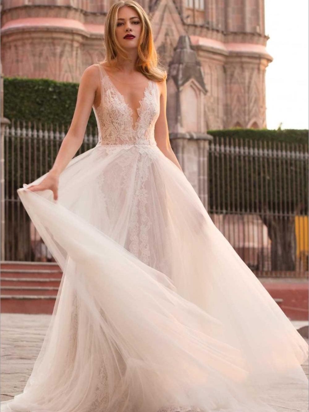 Watters "Ludmila" Wedding Dress (Style 5075B) Size 2